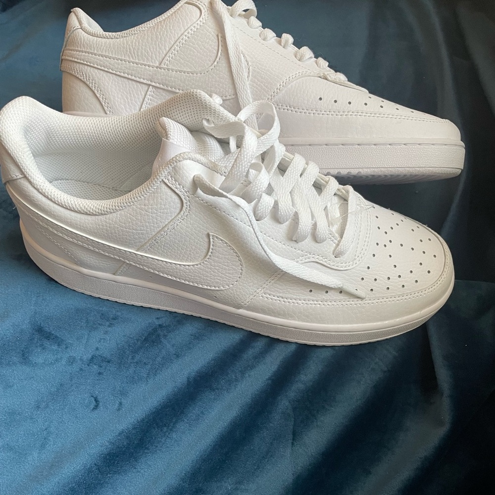 Fake White Sneakers Classic Low-Top Design